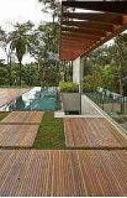 Deck de madeira com pergolado Deck de madeira com pergolado