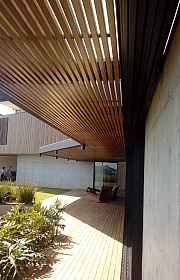 Deck de madeira com pergolado Deck de madeira com pergolado